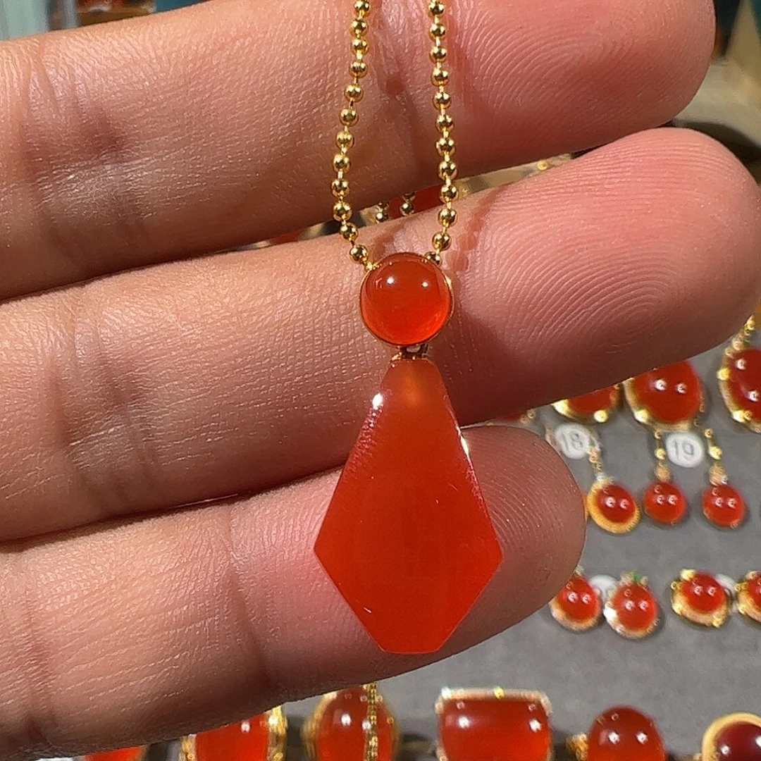 南红玛瑙18K金镶嵌颈饰