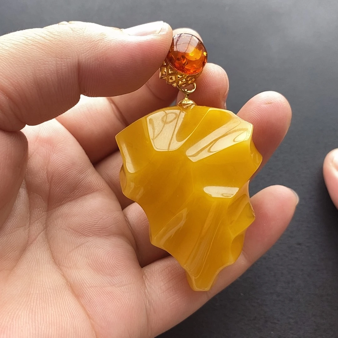 L***y琥珀未镶嵌裸石吊坠