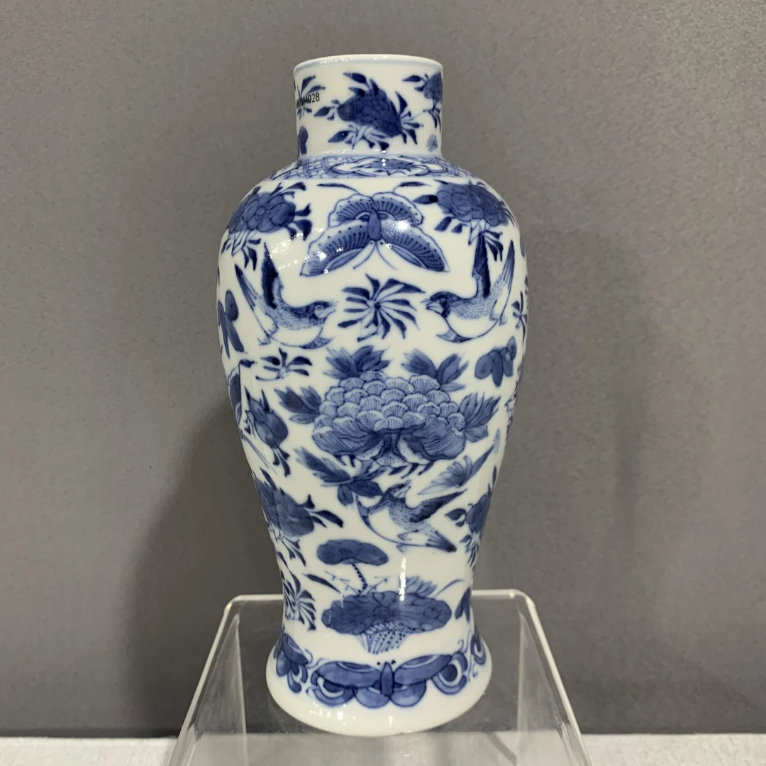 A0831097  清晚期 青花蝶恋花纹梅瓶 高度18肚径8.5口径4