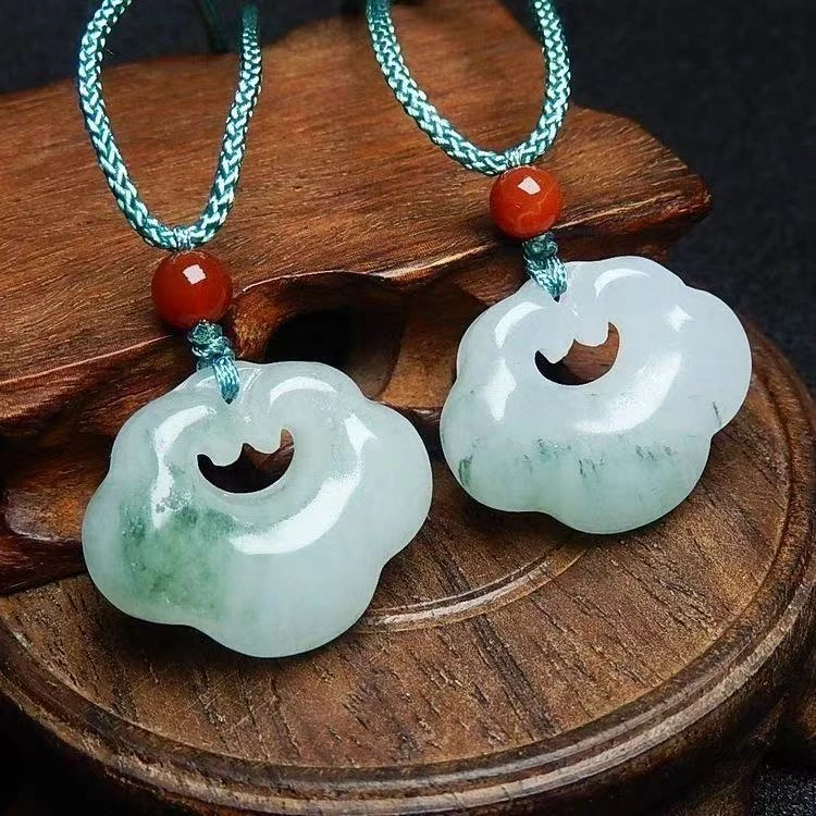 新疆天山翠 冰翠飘花祥云锁 吊坠男女儿童气质百搭挂件