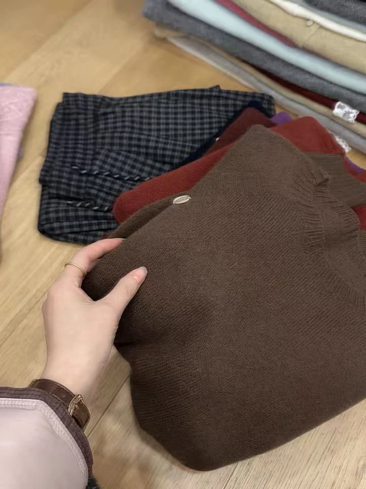 七言家巨好看   #咖色无缝一体圆领小标软糯毛衣002