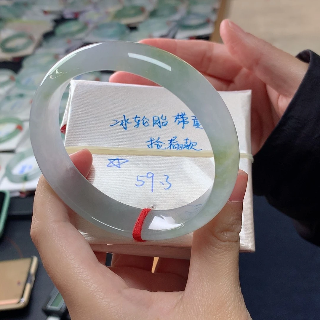 翡翠手镯未镶嵌翡翠