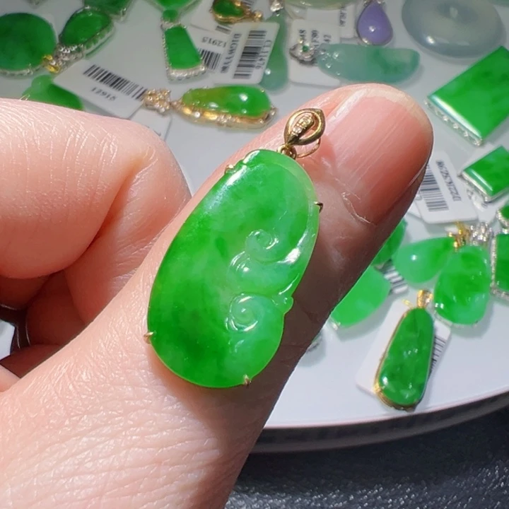 颈饰18K金镶嵌翡翠