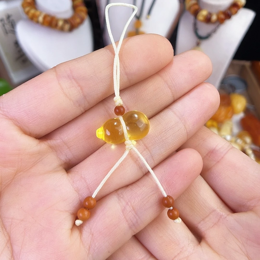 琥珀珠宝奇石未镶嵌。