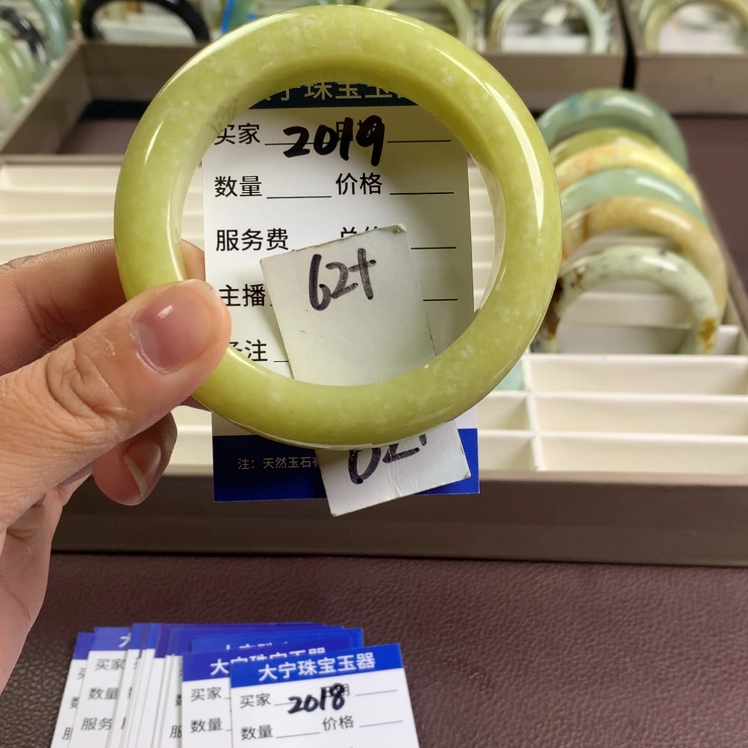 未镶嵌蛇纹石玉颈饰2019