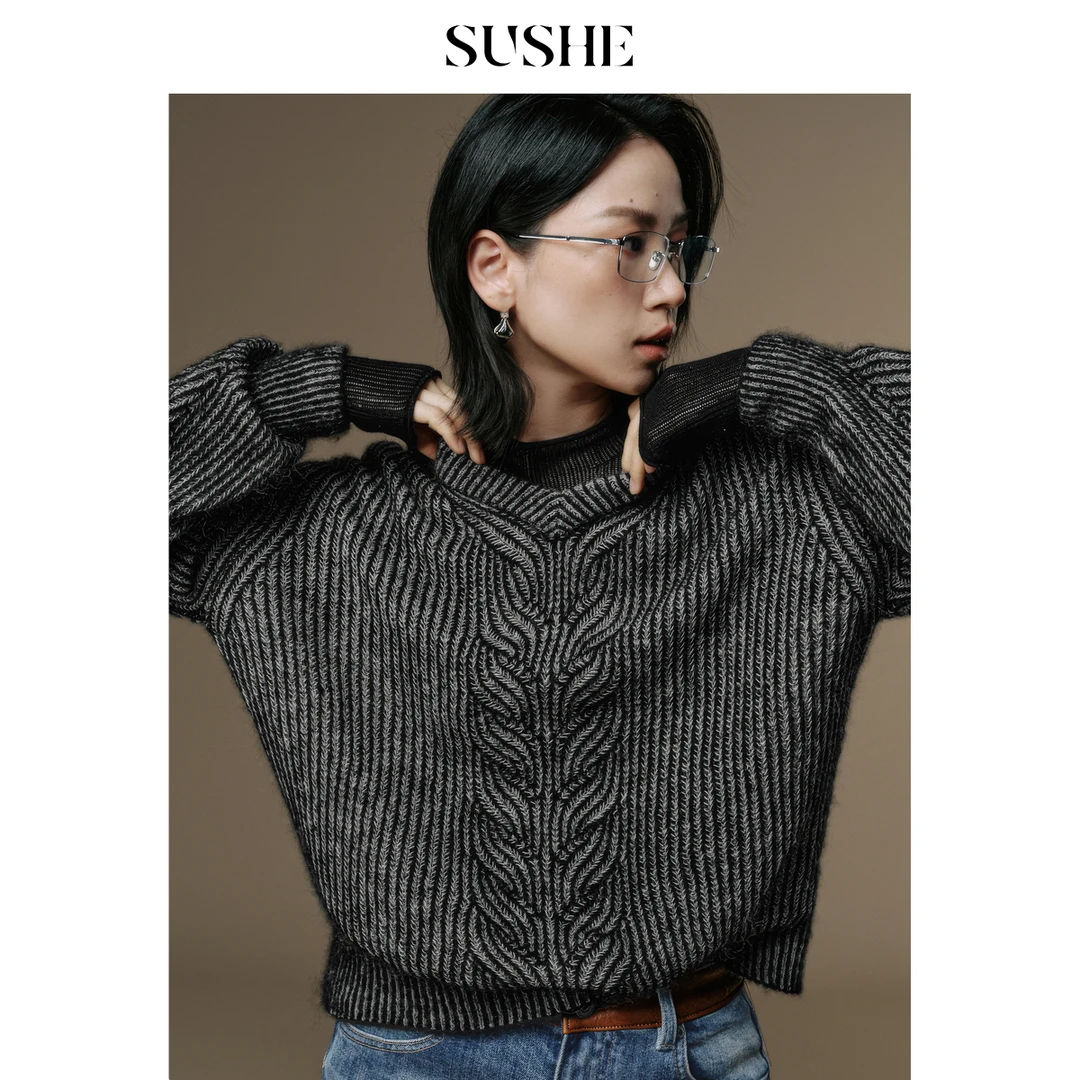 束皙SUSHE 云棱 时髦艺术家 绞花编织V领高弹蓬松显瘦套头毛衣女