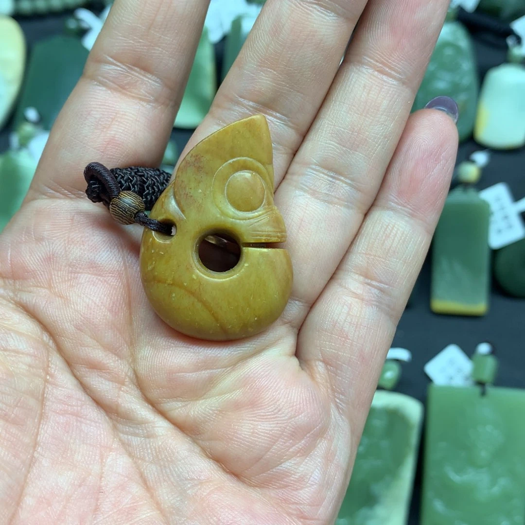 岫岩河磨玉（透闪石质玉）颈饰未镶嵌
