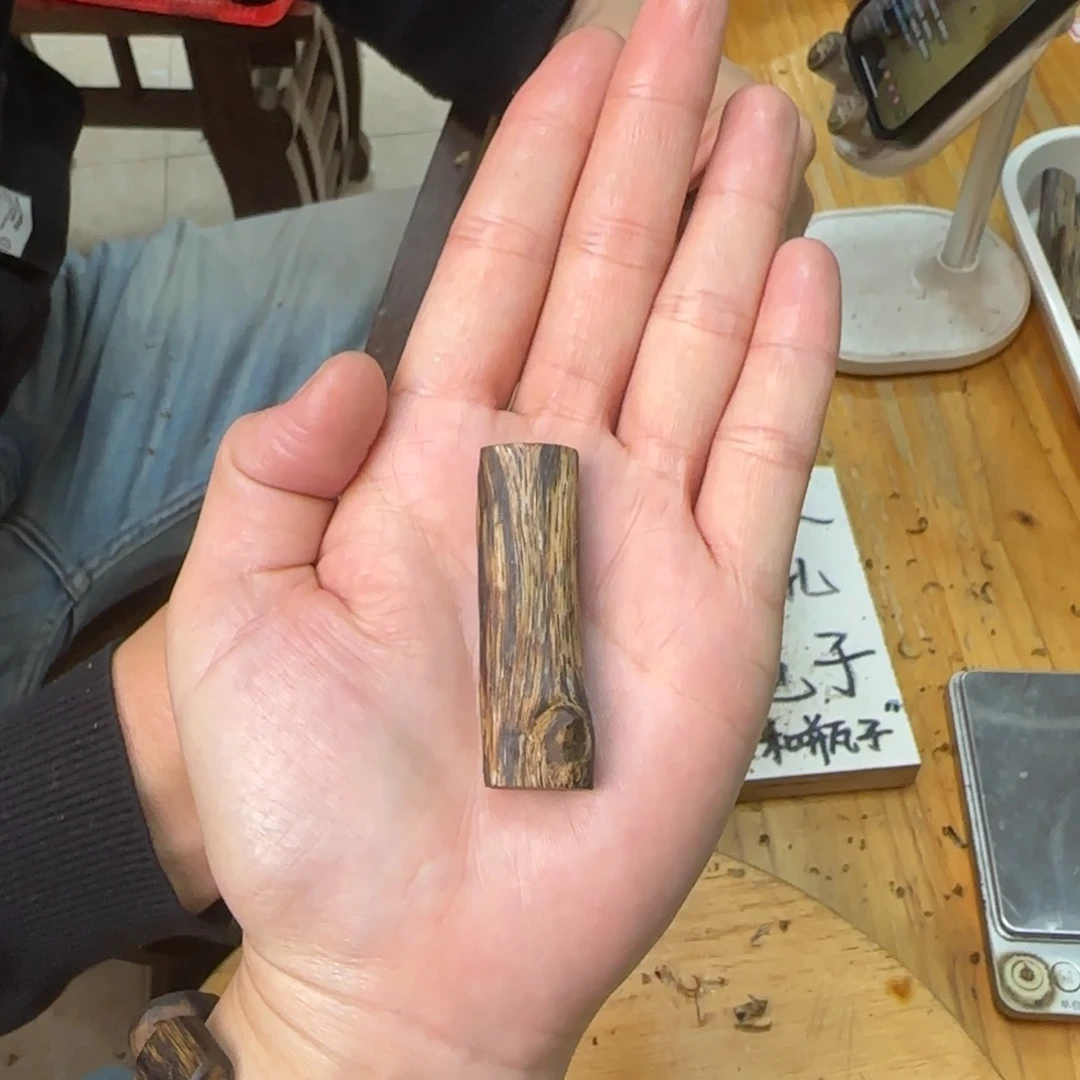 沉香吊坠素牌绿奇5.6克
