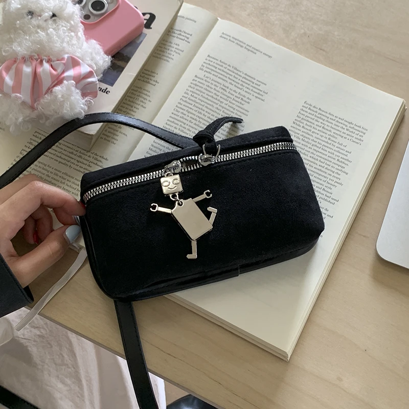 秋季复古小众麂皮绒包包女2025新款休闲百搭斜挎包精致超火迷你包