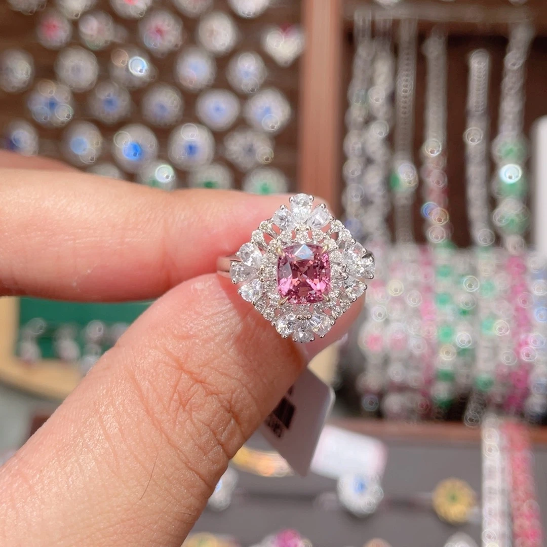 18K金镶嵌戒指尖晶石1.43ct 无烧缅甸