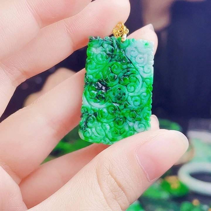 颈饰18K金镶嵌翡翠多样性