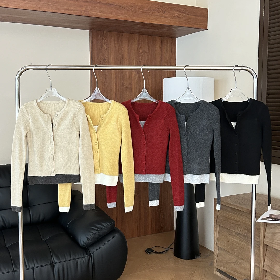 赵小小【双色拼 出彩内搭】M-99039 澳毛V领长袖针织上衣假两件毛衣