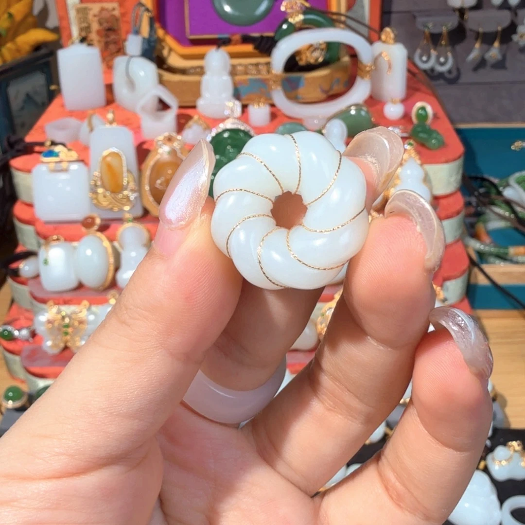 和田玉18K金镶嵌颈饰