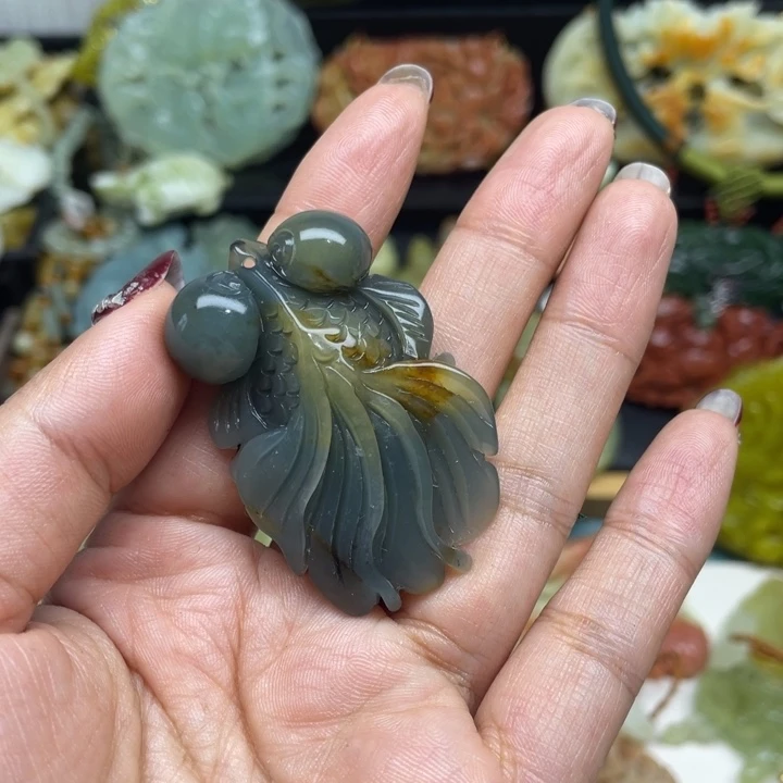 性***螂蛇纹石玉未镶嵌颈饰