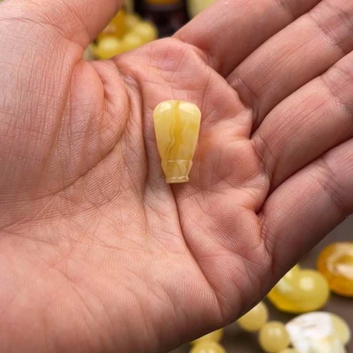 琥珀未镶嵌颈饰蜜蜡