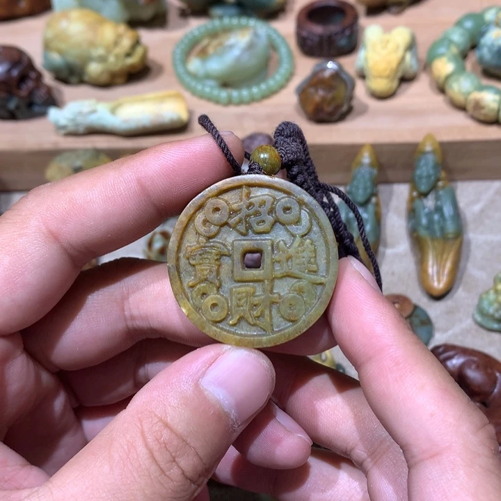 未镶嵌岫岩河磨玉（透闪石质玉）挂件