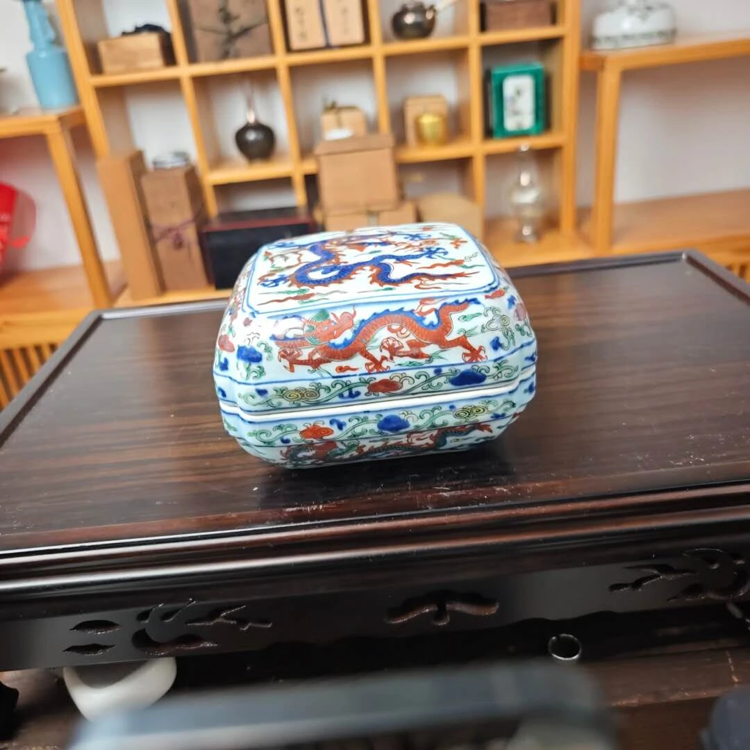 一件画工精美的瓷盒