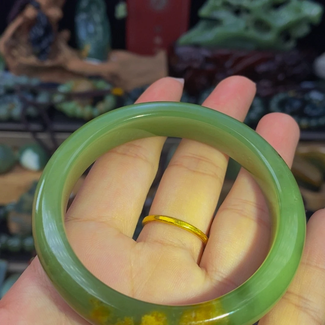 未镶嵌手镯岫岩河磨玉（透闪石质玉）