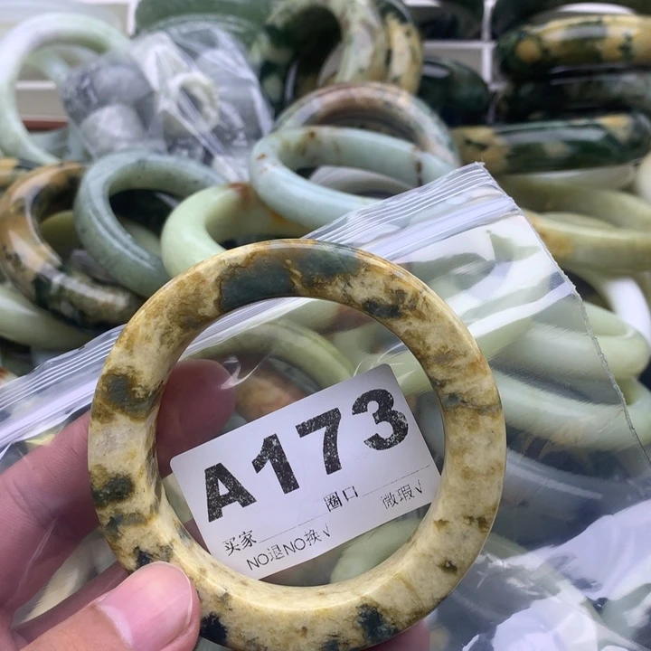 王***它未镶嵌蛇纹石玉手镯