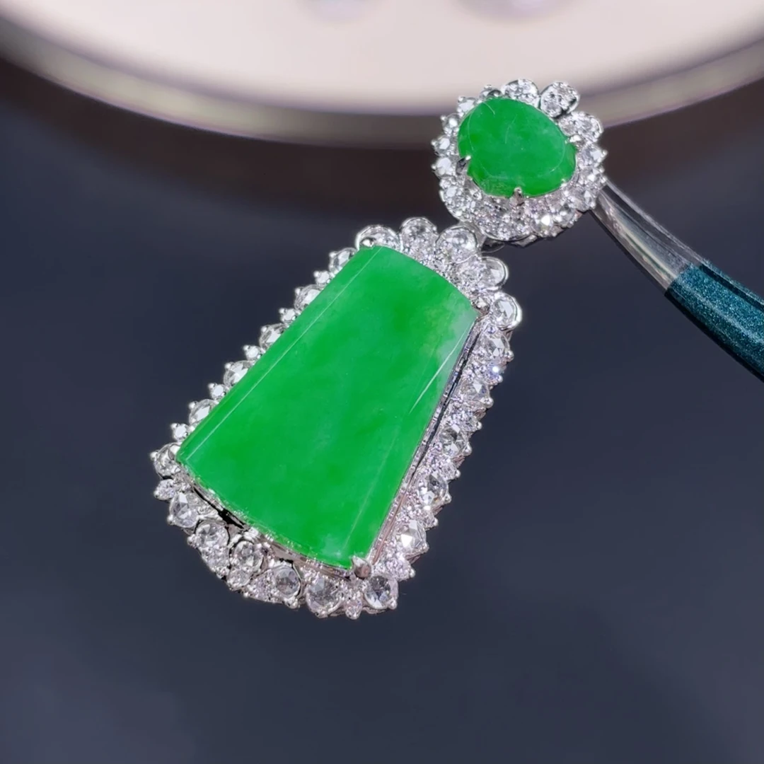 满色阳绿无事牌吊坠缅甸翡翠a货