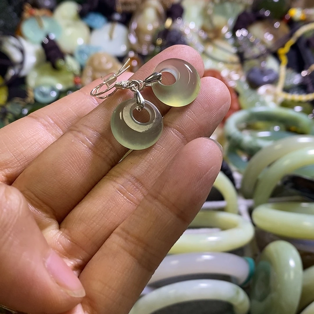 岫玉未镶嵌耳环一对