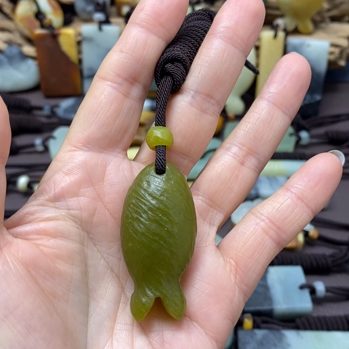 蛇纹石玉未镶嵌颈饰