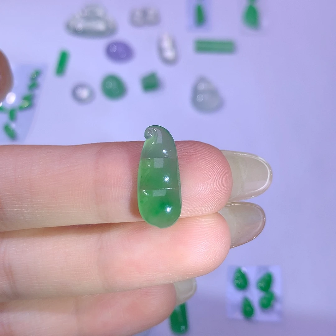 翡翠挂件未镶嵌豆子