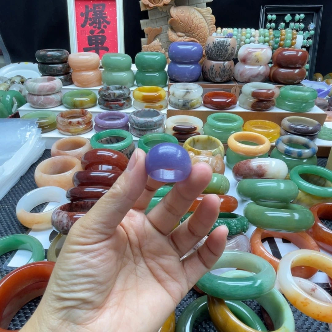 樱***桃石英岩玉未镶嵌手镯