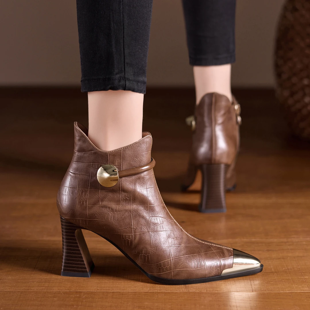 7.5cm粗跟短靴复古压花牛皮金属铁头尖头切尔西靴侧拉链时装靴女