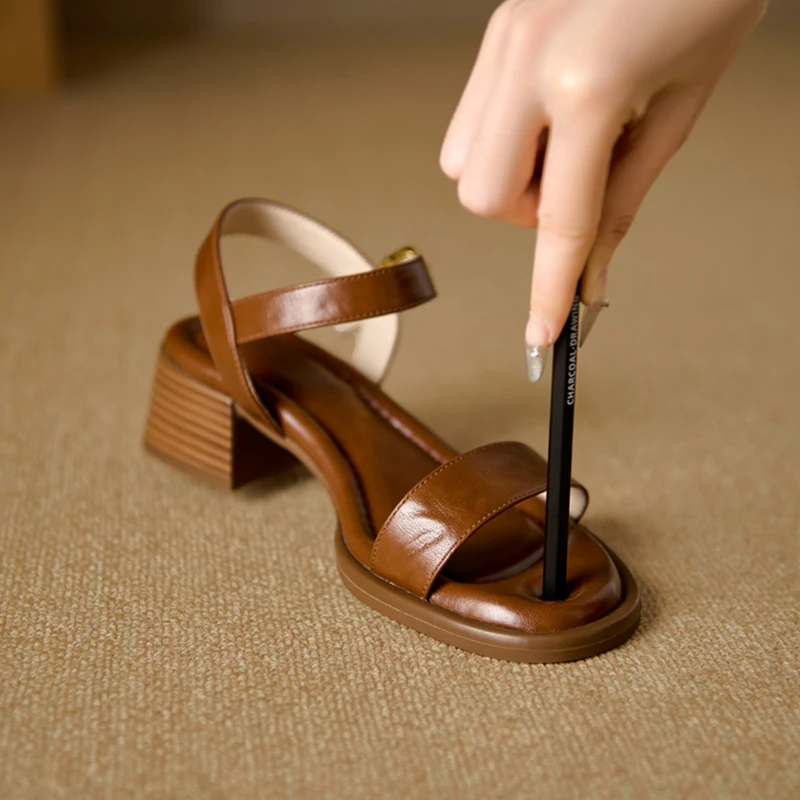 真皮凉鞋女中跟2025新款夏季外穿百搭一字扣带羊皮软底粗跟罗马鞋