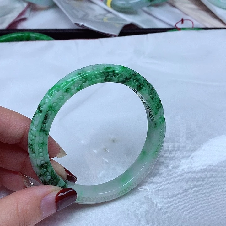 翡翠手镯未镶嵌翡翠