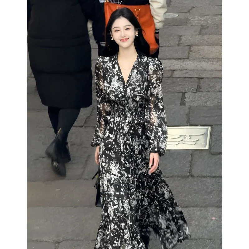 早春v领碎花气质显瘦连衣裙2025新款高级感独特小众设计收腰长裙