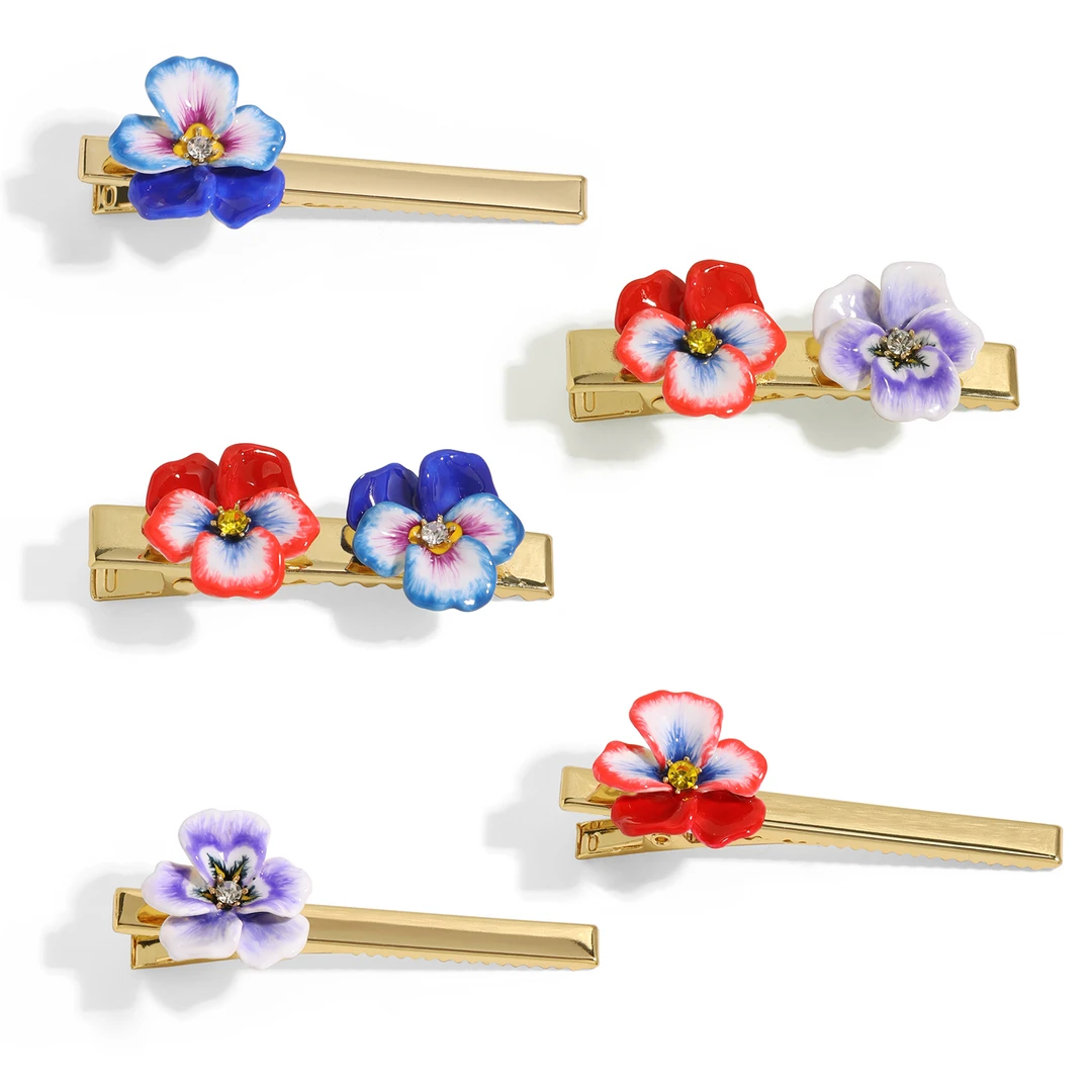 红色与蓝色三色堇鸭嘴夹发夹