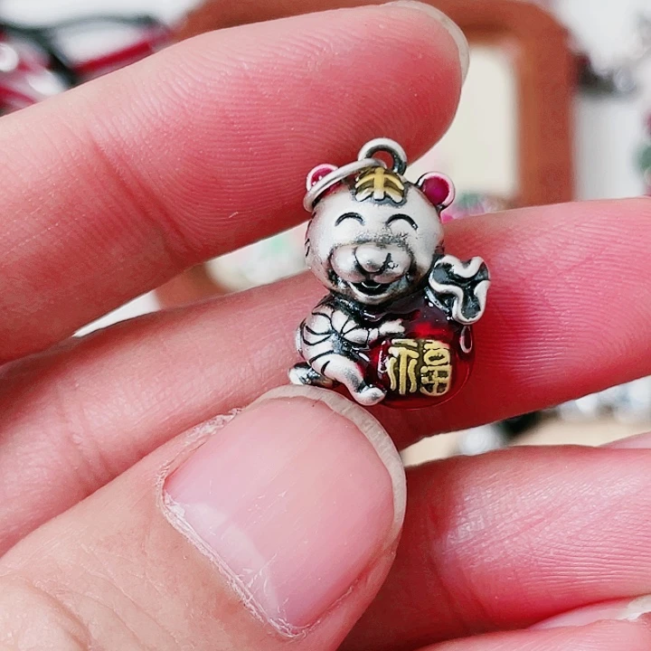 珐琅吊坠足银老虎