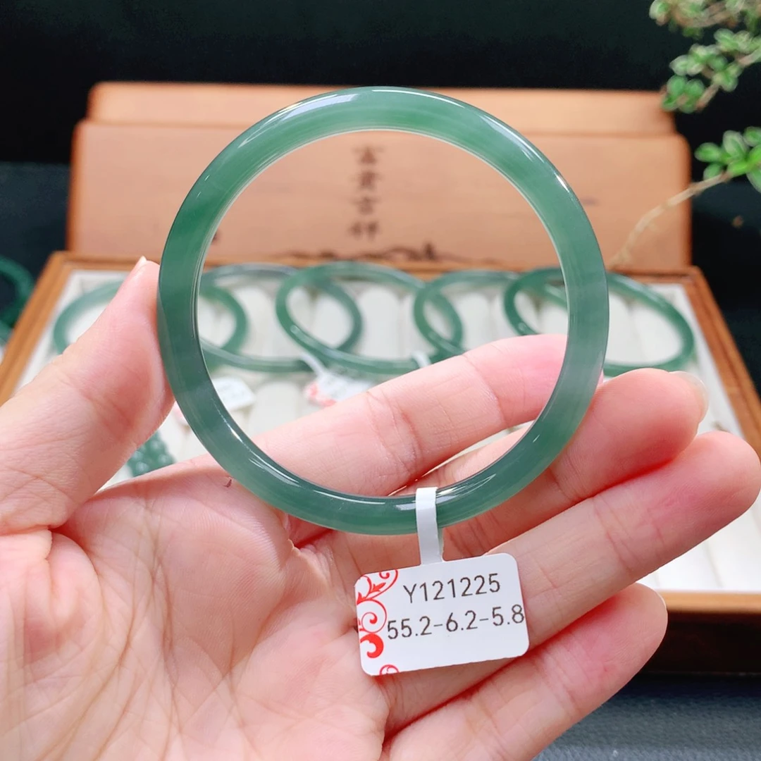 翡翠手镯（圆镯）未镶嵌