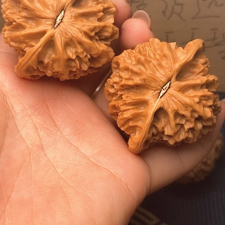 文玩核桃吊坠龙纹