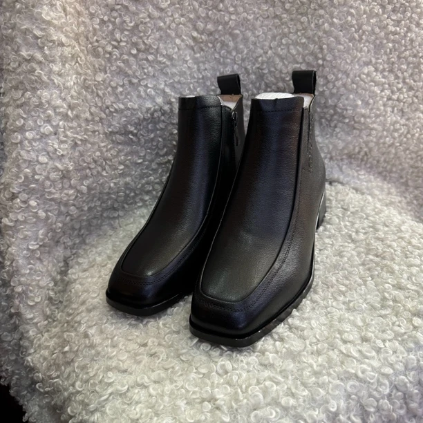 2025年女士新款粗根真皮鞋