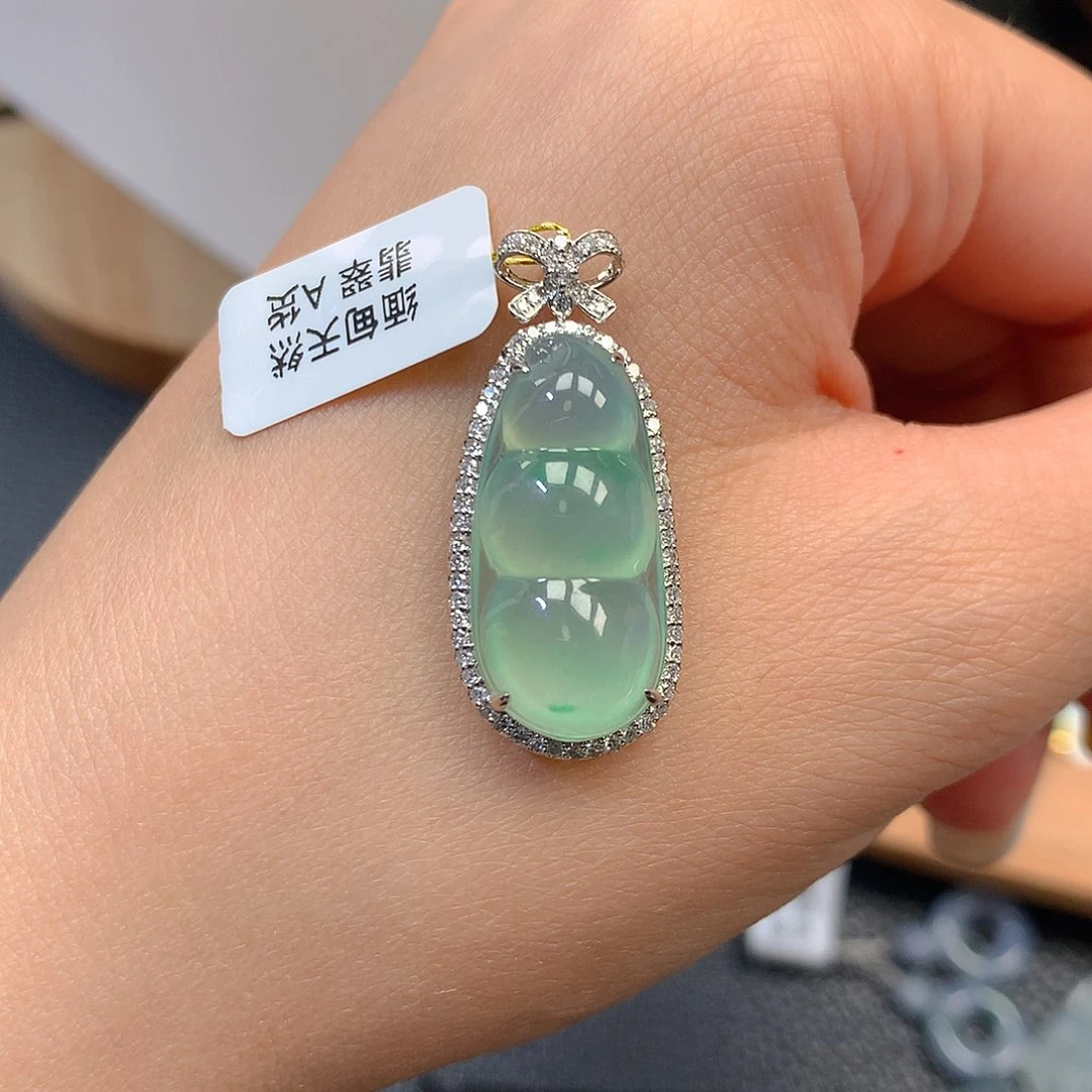 颈饰18K金镶嵌翡翠翡翠