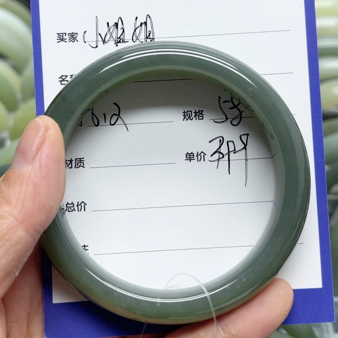 和田玉手镯未镶嵌小**?