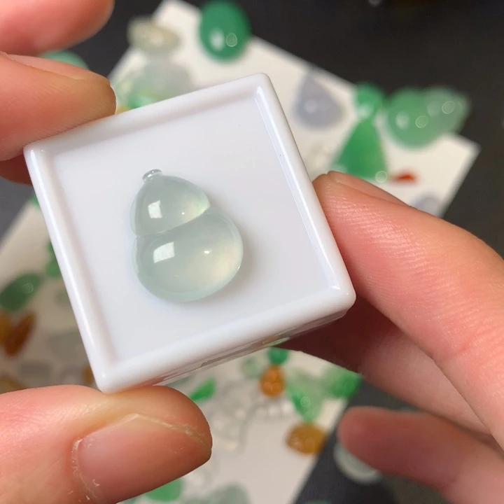 翡翠未镶嵌颈饰葫芦