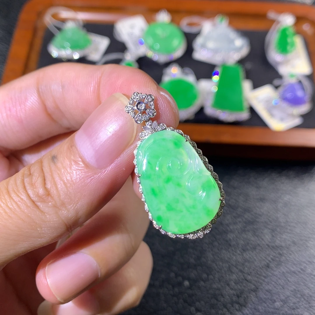 颈饰18K金镶嵌翡翠翡翠