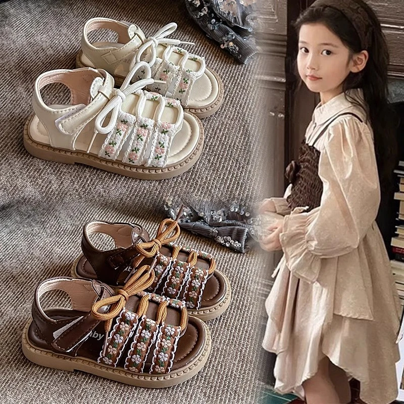 ABC女童复古森系刺绣花露趾凉鞋2025夏季新潮款软底沙滩鞋罗马鞋