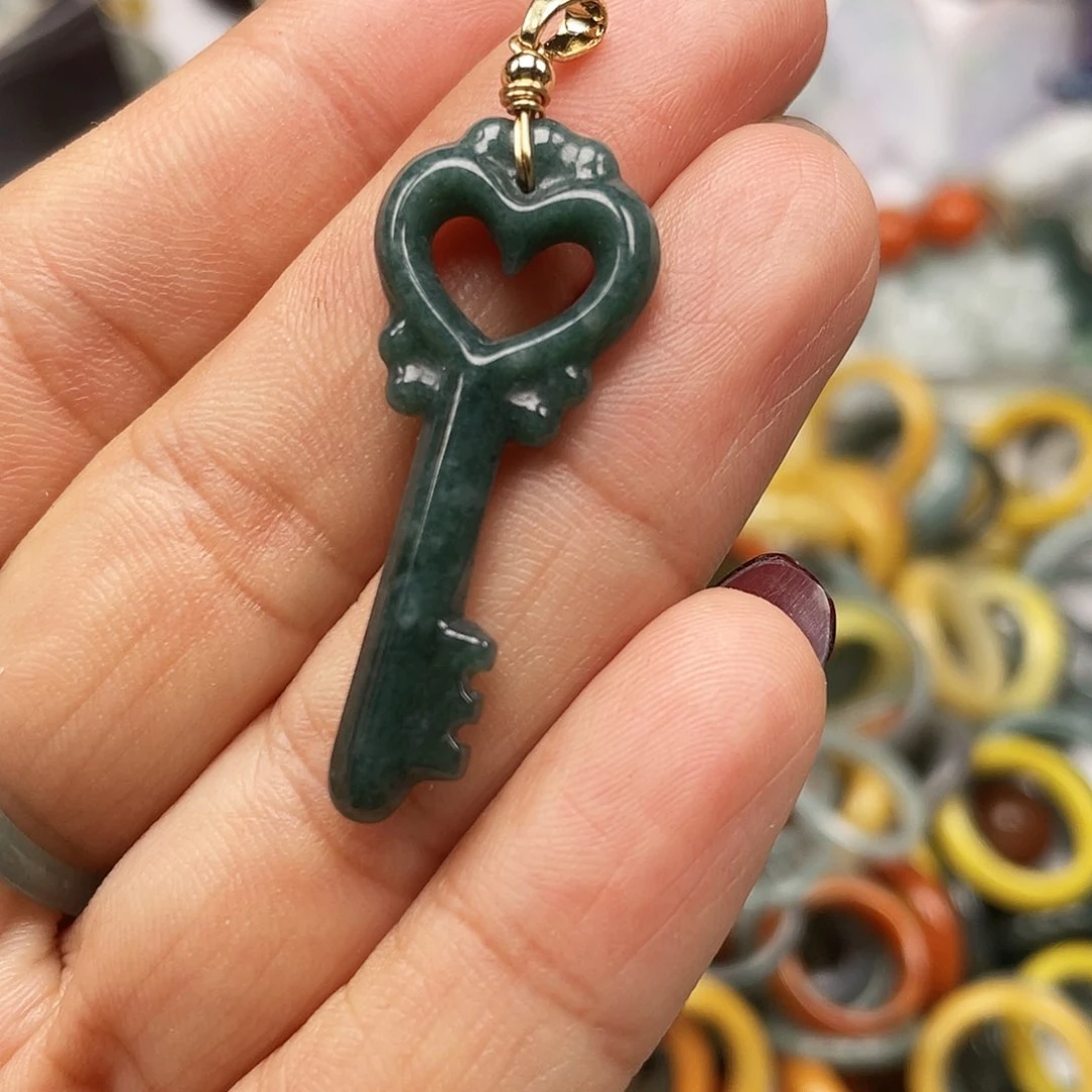 翡翠颈饰未镶嵌翡翠