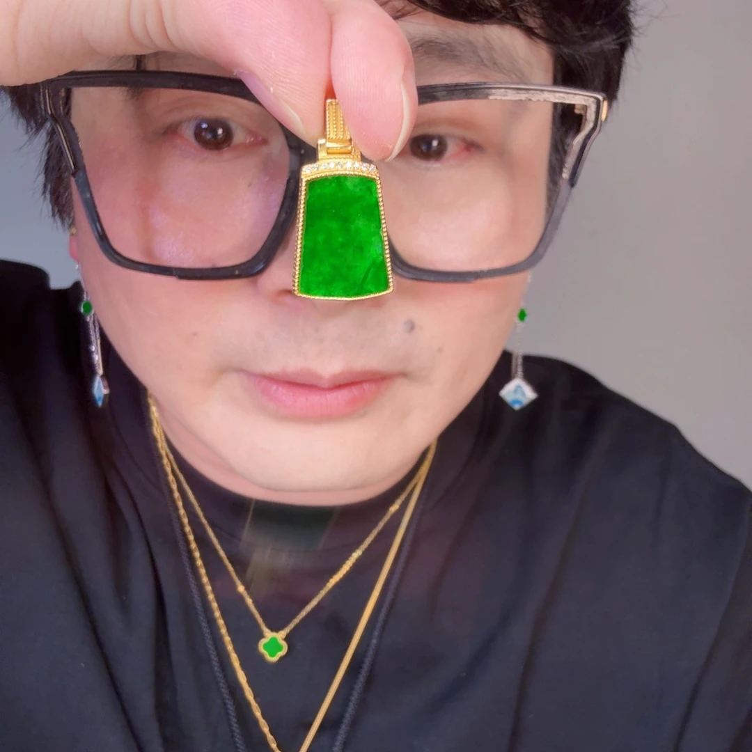 翡翠未镶嵌颈饰一件