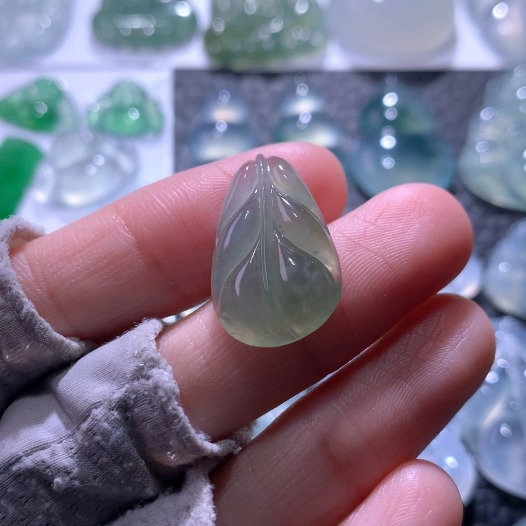 翡翠未镶嵌颈饰叶子