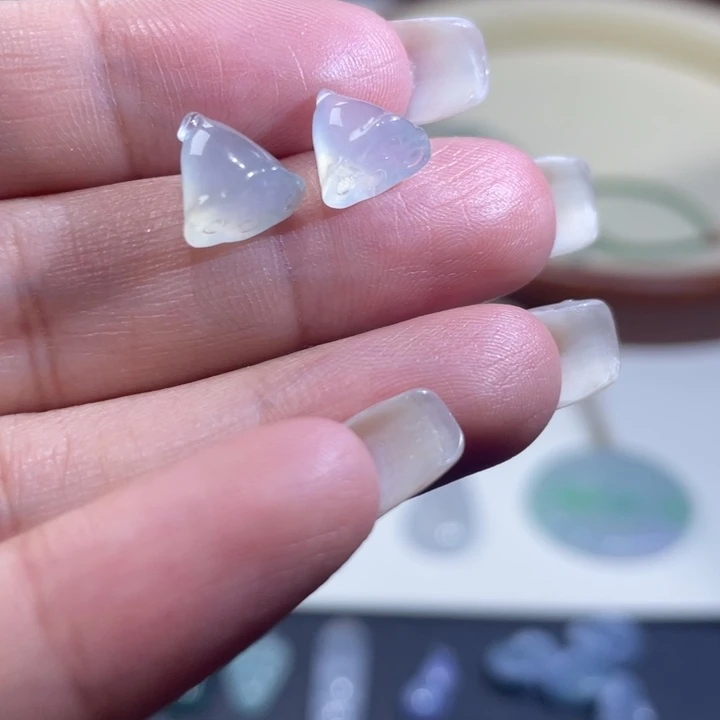 翡翠未镶嵌颈饰莲蓬