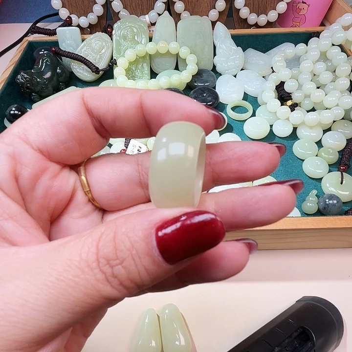 全***了和田玉（糖玉）未镶嵌颈饰