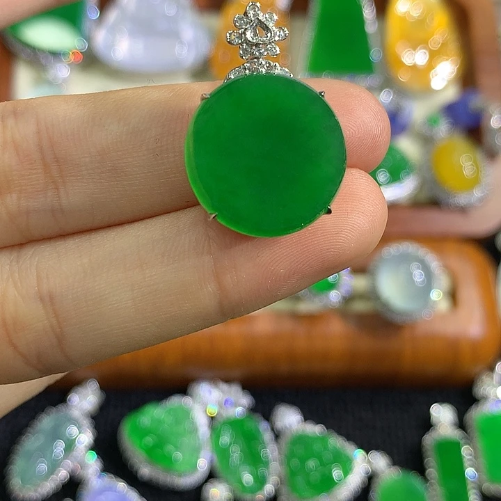 翡翠18K金镶嵌颈饰无事