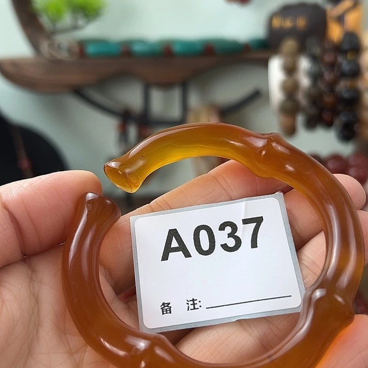 向***赚玛瑙/玉髓未镶嵌颈饰