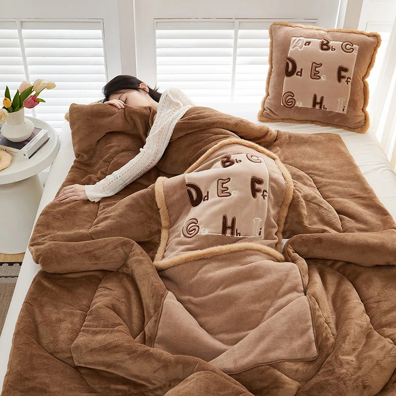 字母卡通双面暖绒加厚沙发午睡抱枕被子两用二合一车用折叠靠枕毯